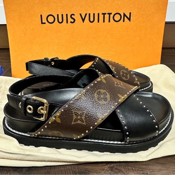 LOUIS VUITTON PASEO FLAT COMFORT SANDLE MONOGRAM AND BACK GOLD STUDS & BUCKLE - Picture 5 of 8